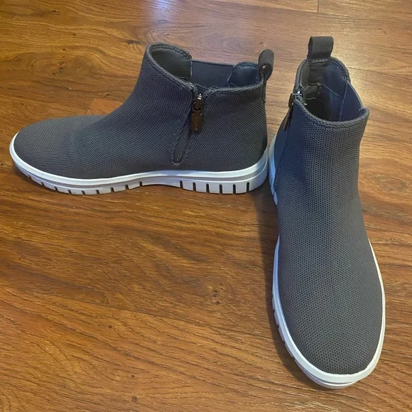 Blondo- waterproof booties size 8 - Picture 4 of 5